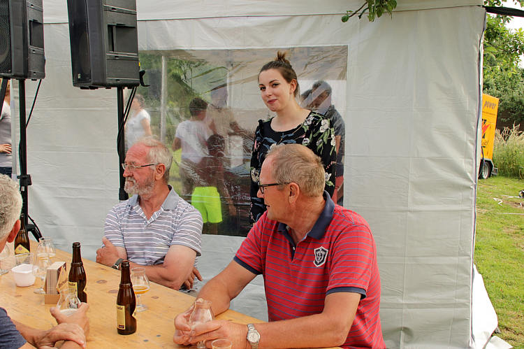 9-6-2018 - Proeverij in zomersfeer door de PLUS in Waarder_32